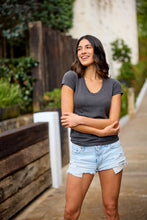 Cargar imagen en el visor de la galería, Playera Cuello V Algodon Premium, DA9050