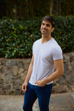 Cargar imagen en el visor de la galería, Playera Alfani Urban Cuello V, 0127