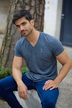 Cargar imagen en el visor de la galería, Playera Alfani Urban Cuello V, 0127