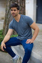 Cargar imagen en el visor de la galería, Playera Alfani Urban Cuello V, 0127